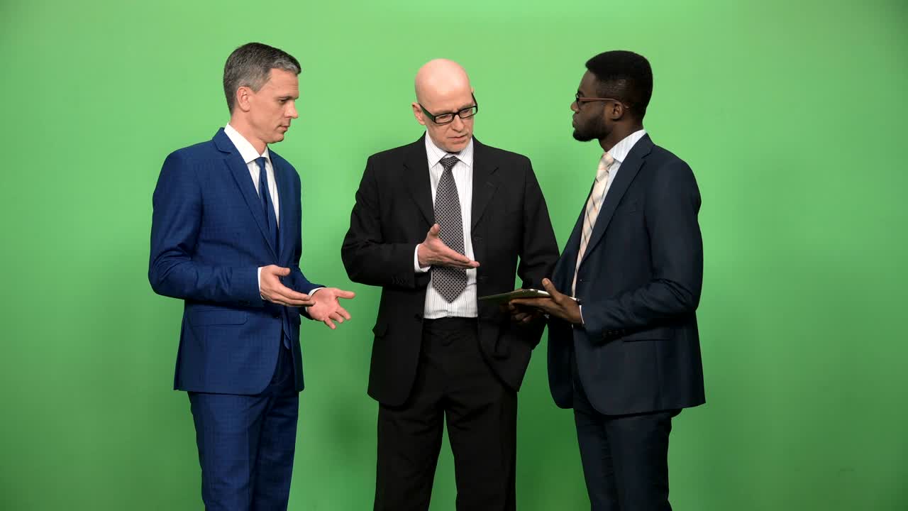 세 명의 사업가들이 대화를 나누고 있습니다.