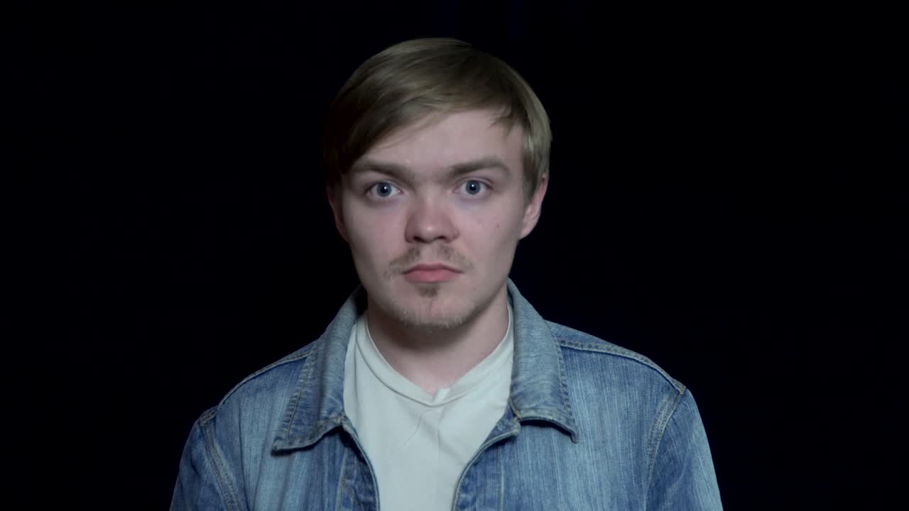 놀란 된 젊은이