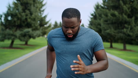 hombre corriendo en el parque