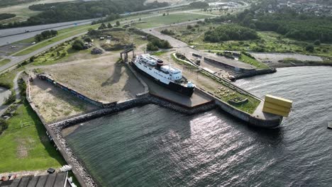 Antena-Sobre-El-Antiguo-Ferry-Mf-Broen-Que-Viajó-A-Través-Del-Estrecho-Del-Gran-Cinturón-Antes-De-Completar-El-Puente---Barco-Museo-Muy-Debatido-En-Korsor-Dinamarca