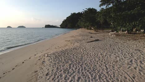 Tiro-De-Carro-De-ángulo-Bajo-Hacia-Adelante-Del-Océano-Y-Playa-Vacía-Con-Islas-En-El-Fondo-N-Koh-Chang-Tailandia