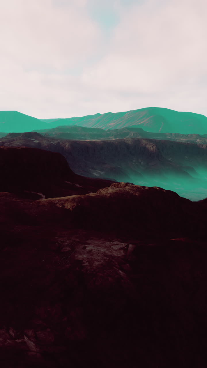 impresionante paisaje montañoso con colinas verdes y valles brumosos