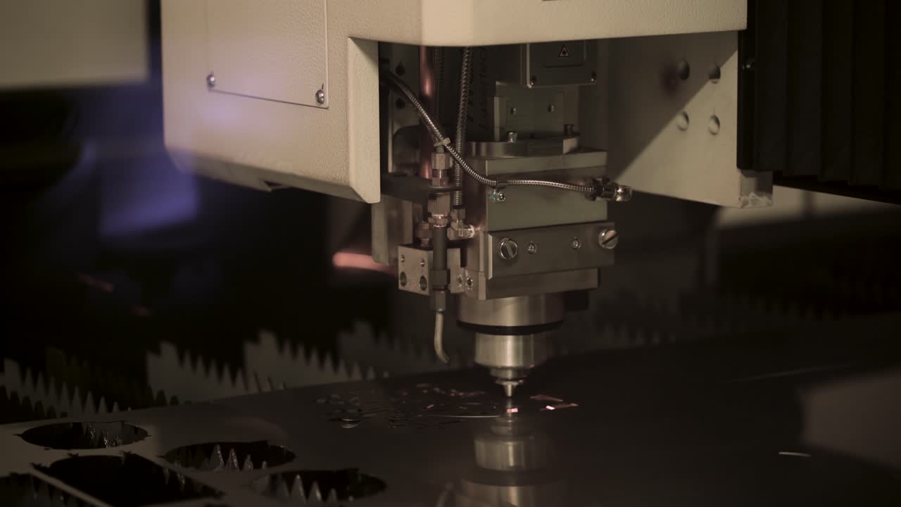 금속의 cnc 레이저 절단, 현대 산업 기술.