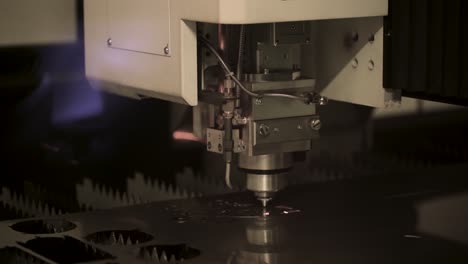 corte láser cnc de metal, tecnología industrial moderna.