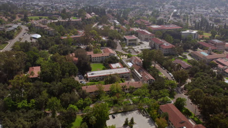 antena del campus de la universidad occidental en eagle rock en los ángeles, california en un día soleado
