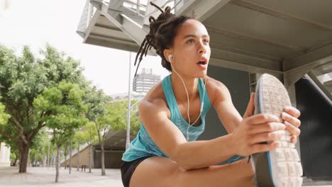 vista frontal de una joven mujer afroamericana haciendo ejercicio en la ciudad 4k