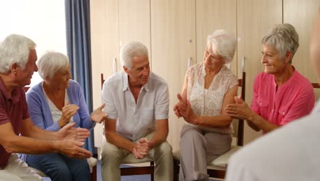 grupo de amigos mayores aplaudiendo las manos
