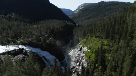 Vista-Aérea-Hacia-La-Cascada-Rjukanfossen,-Soleado,-Día-De-Verano,-En-Tinn,-Agder,-Sur-De-Noruega---Inclinación-Hacia-Abajo,-Disparo-De-Drones