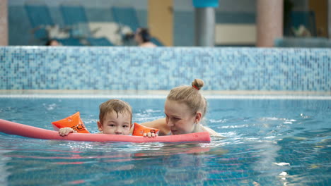 Mutter-Und-Sohn-Im-Schwimmbad