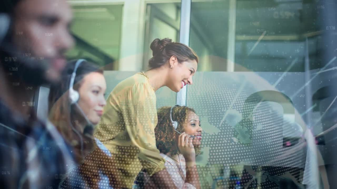 compañeras de trabajo que trabajan en un centro de llamadas