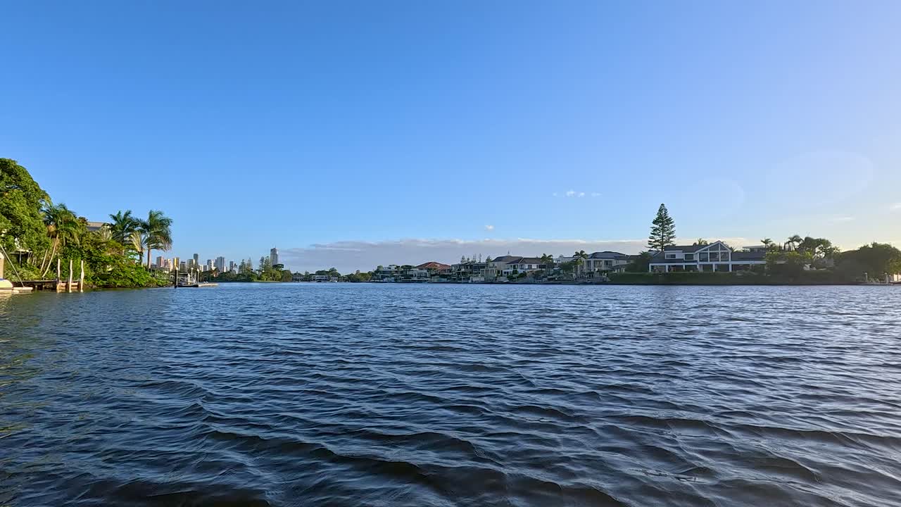 골드 코스트 운하를 가로질러 경치 좋은 강 항해
