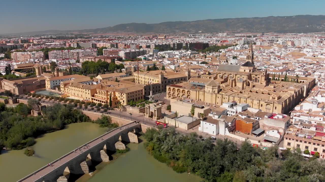Vista aérea de uma antiga cidade espanhola com ponte de pedra.