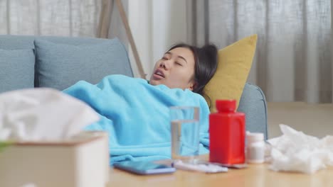 소파에 누워 있는 아픈 여자