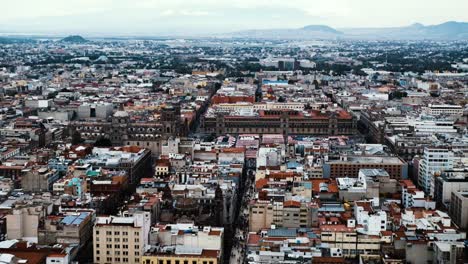 Atemberaubender-Schwenk,-Fernblick-Auf-Die-Ausgedehnte-Stadt-Mexiko,-Bereichert-Durch-Die-Atemberaubende-Präsenz-Der-Berge-Im-Hintergrund,-Der-Die-Essenz-Städtischer-Expansion-Und-Natürlicher-Erhabenheit-Einfängt