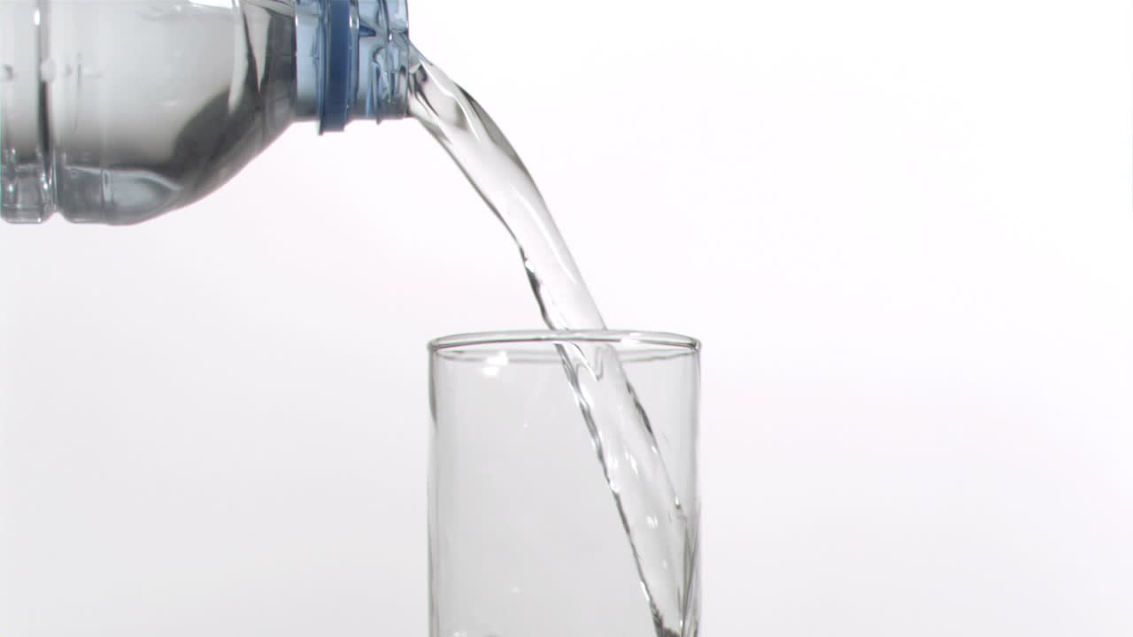 여전히 물이 아주 느린 속도로 흐르고 있습니다.