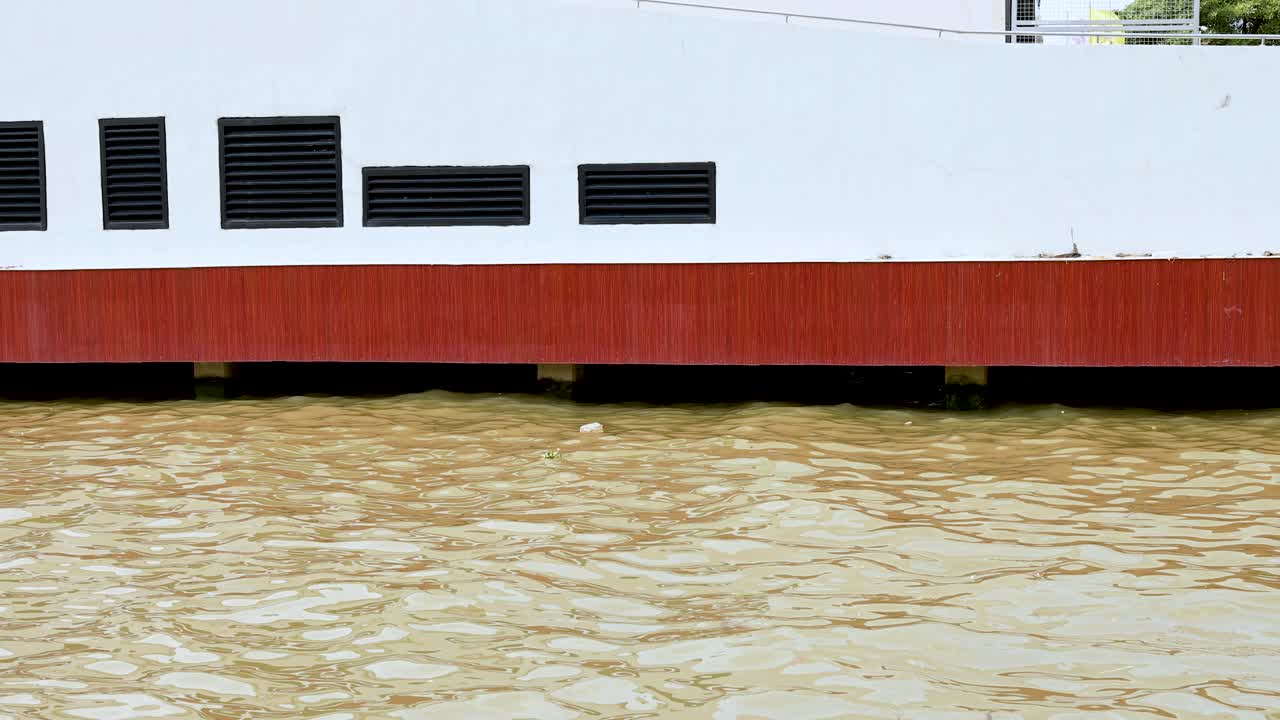 태국 방 의 진 이 가득 한 강 을 따라 꾸준 히 움직이는 배