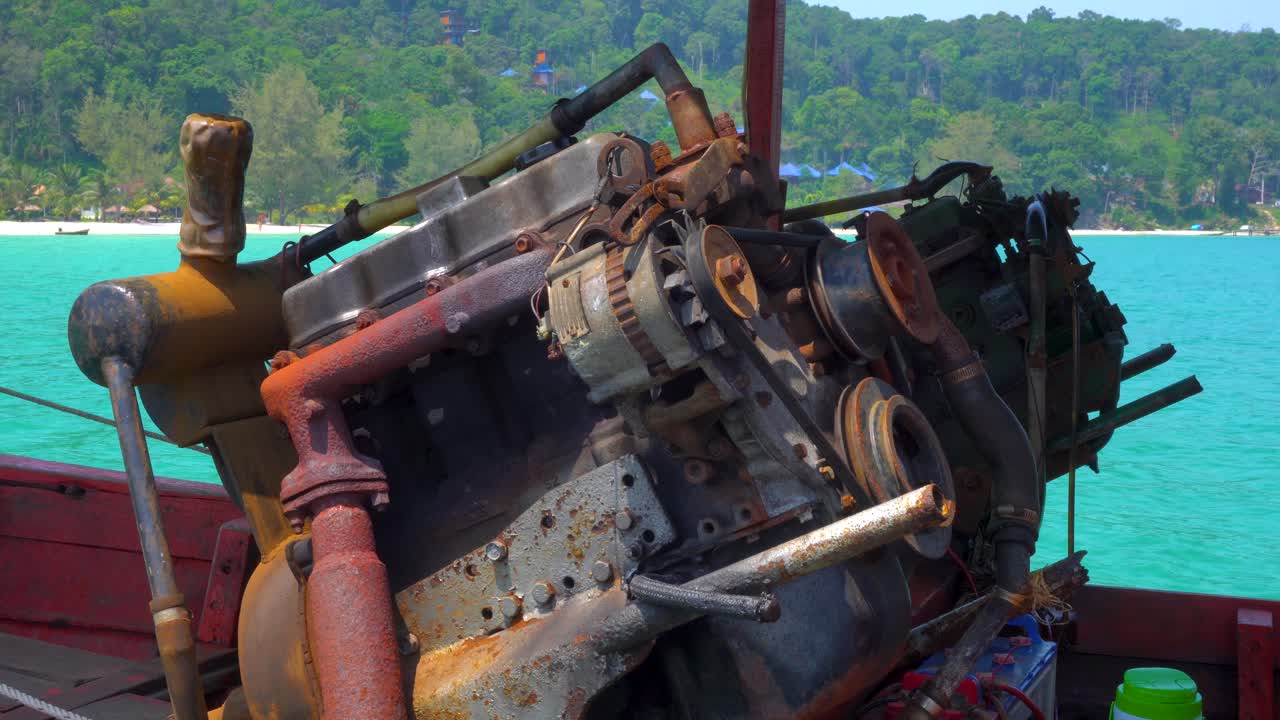 추진을 위해 보트에 부착되고 요소에 노출된 대형 차량 엔진