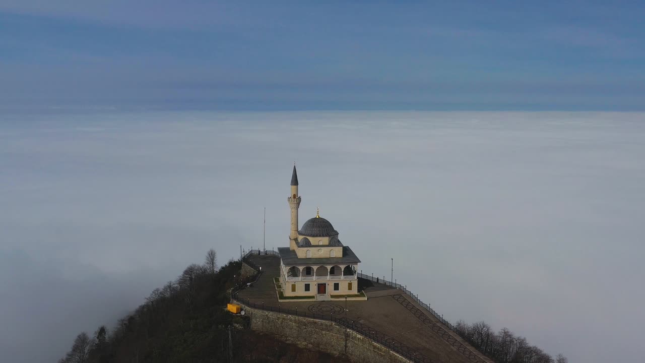 Moschea in cima a una montagna.