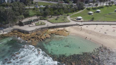 Gente-Disfrutando-De-Agua-Cristalina-En-La-Cuenca-De-Natación-Bronte-Durante-El-Día-Soleado-De-Verano---Playa-Y-Parque-Bronte-En-Sydney,-Nsw,-Australia