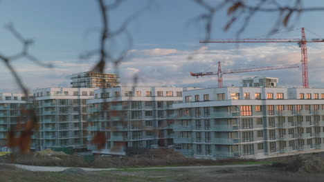 Neuer,-Moderner-Luxusapartmentkomplex-In-Einer-Prestigeträchtigen-Gegend,-Die-Während-Des-Sonnenuntergangs-Im-Bau-Ist