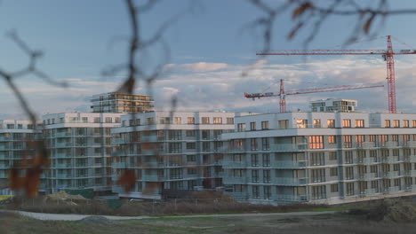 nuevo y moderno complejo de apartamentos de lujo en una prestigiosa zona en construcción durante la puesta de sol