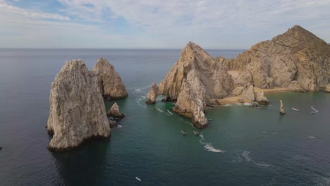 Aéreo:-Paseos-En-Barco-Al-Arco-De-Cabo-San-Lucas,-México,-Península-Baja