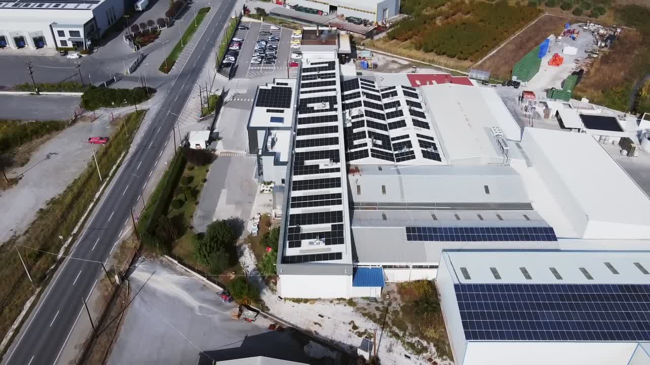 complejo de instalaciones de energía limpia techo lleno de paneles solares, panorámica aérea, dolly hacia atrás