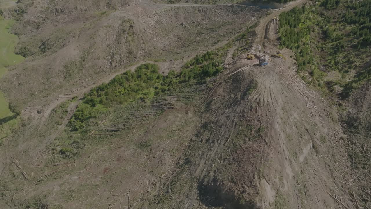 actividad forestal de la región montañosa con una línea de cable línea de recuperación de troncos de garfio en funcionamiento-1
