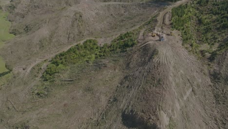 Forstwirtschaft-Im-Hügelland-Mit-Einer-In-Betrieb-Befindlichen-Seilgreifer-Protokollabruflinie-1