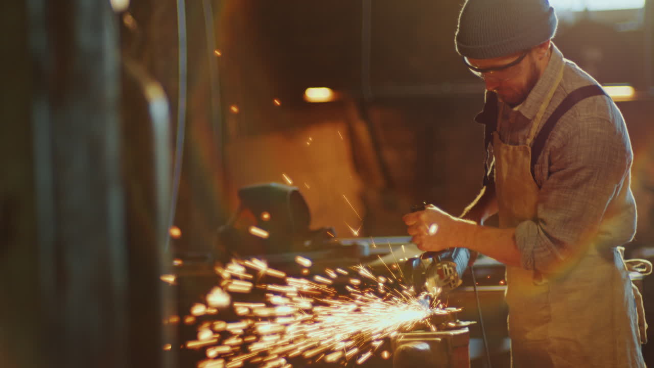 금속 가공 작업장에서 칼리퍼를 사용하는 금속공의 드로잉 스키마