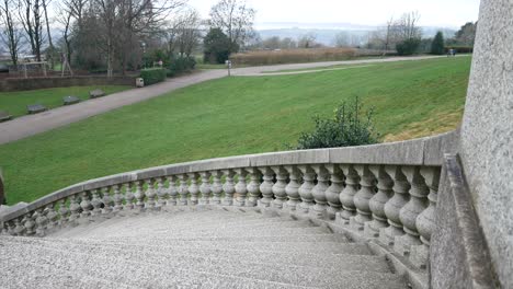 Stattliches-Haus-Große-Reich-Verzierte-Steintreppe,-Die-Links-Zu-Den-Dekorativen-Landschaftsgärten-Absteigt