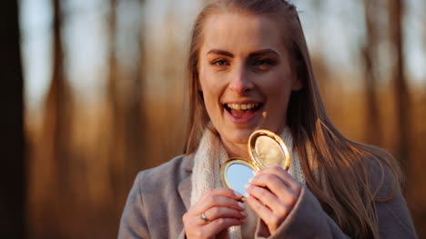 Woman-Reflects-Light-With-A-Small-Mirror-1