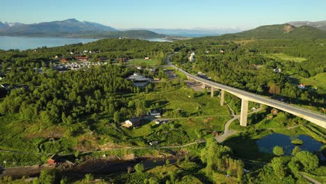 Puente-Sobre-Los-Remolinos-De-La-Vorágine-De-Saltstraumen,-Nordland,-Noruega.-Hermosa-Naturaleza-Paisaje-Natural-De-Noruega.