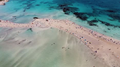 La-Gente-Disfruta-De-Un-Día-Caluroso-En-La-Playa-De-Elafonissi,-Vista-Aérea-De-La-órbita