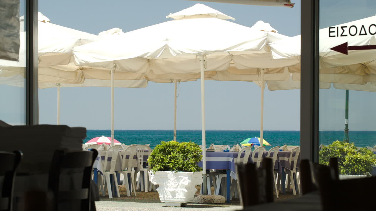 해변에 있는  빈 야외 카페