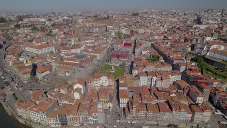 Toma-Aérea-Desde-Una-Plataforma-Rodante-De-Un-Impresionante-Panorama-Del-Casco-Antiguo-De-Oporto-Sobre-El-Río-Duero