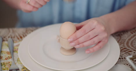 mujer pelando huevo en plato 1