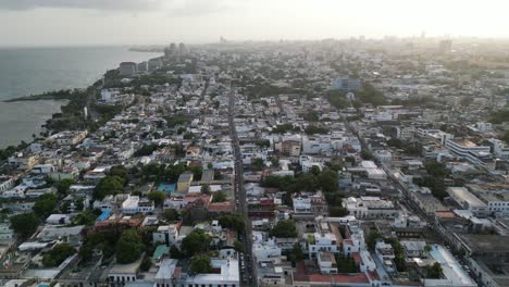 Vista-Aérea-De-La-Zona-Colonial-Y-El-Malecón-Del-Santo-Domingo-En-República-Dominicana-Durante-El-Atardecer