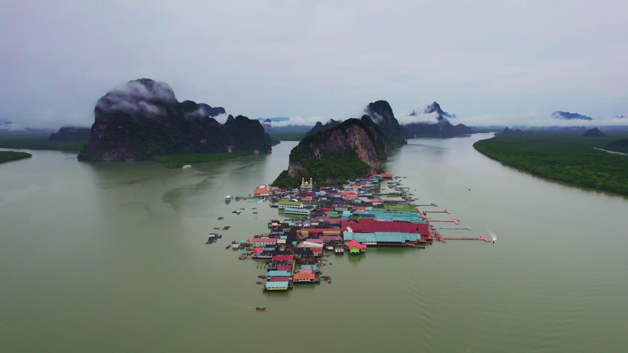 태국 간가 만 (phang nga bay) 에 있는 코이 섬 (koh pan yew island) 의 유명한 시 마을 랜드마크를 한눈에 볼 수 있다.