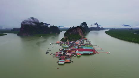 vista panorámica sobre el famoso punto de referencia del pueblo de pescadores en la isla de koh panyee, bahía de phang nga, tailandia