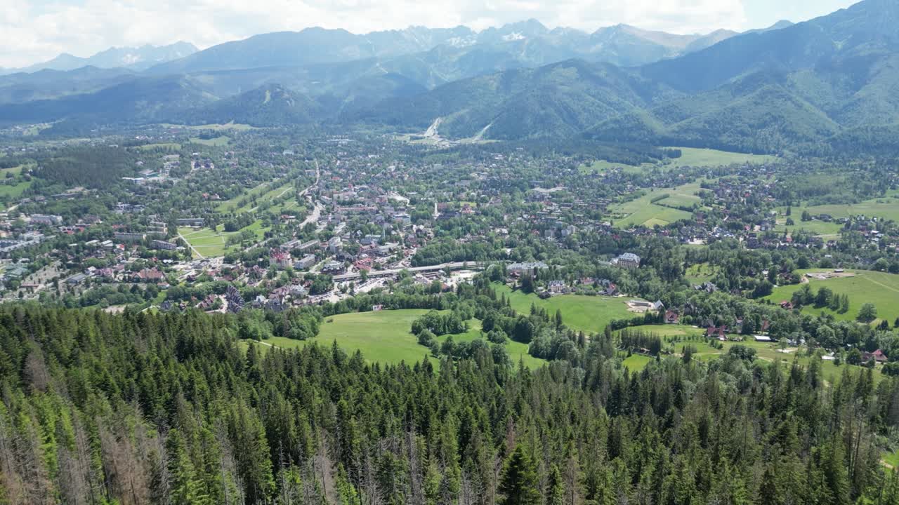 vista aérea de la ciudad de zakopane en las montañas tatra, polonia (temporada de verano)