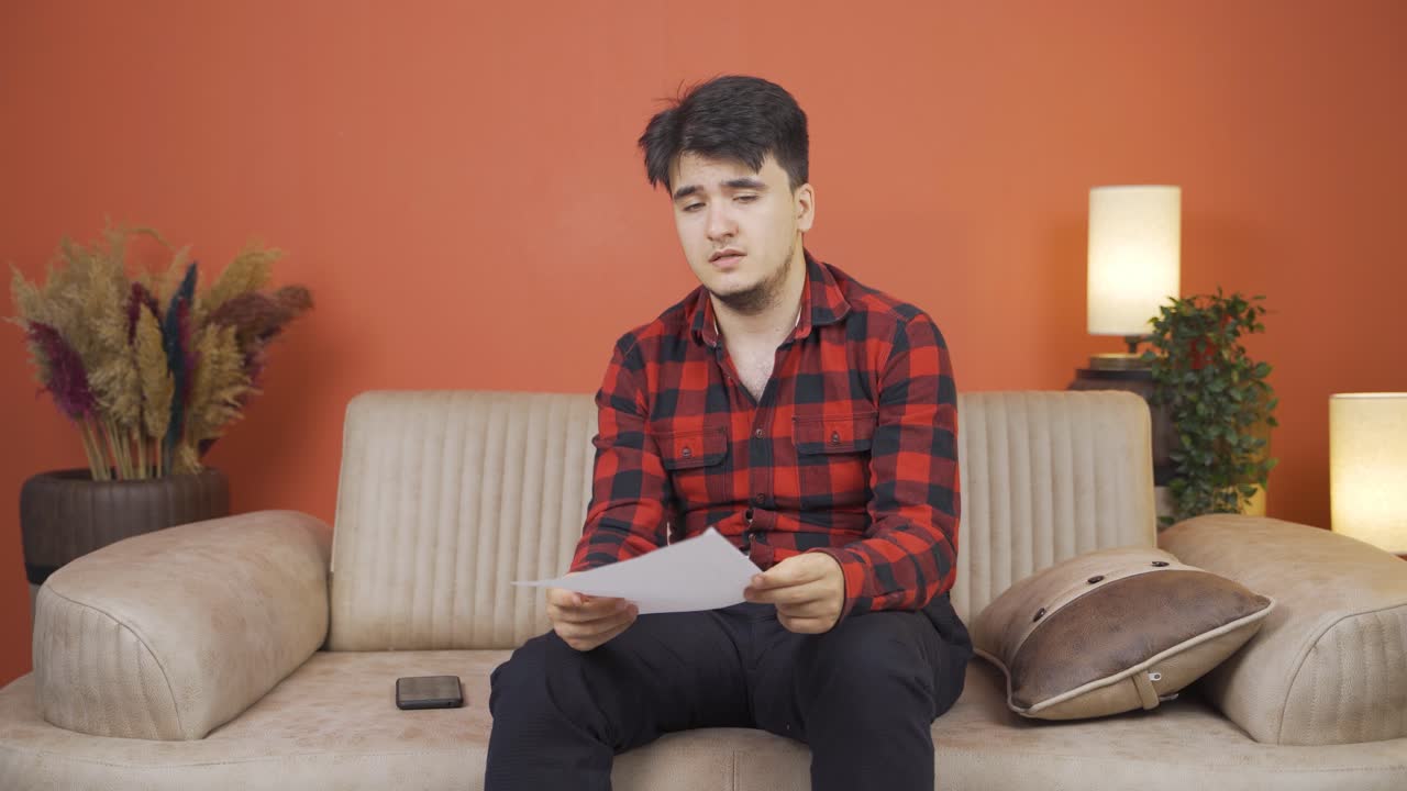 폭력적인 서류 작업에 대해 짜증나는 사람.