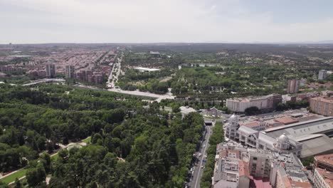 vista aérea de los jardines del campo del moro con la puerta de san vicente y la estación de tren príncipe pío