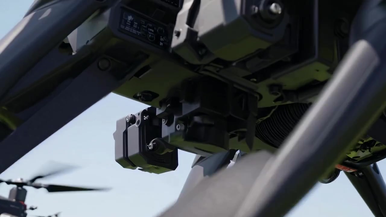 Drone Pertanian Modern Terbang di Atas Ladang Tanaman Hijau