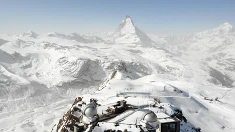 vista aérea de la estación de tren de gornergrat con vistas al matterhorn durante el invierno