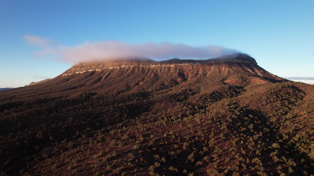 imágenes aéreas del pintoresco paisaje natural en la formación de roca roja del cañón lovell california