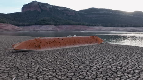 naufragio de un barco en las costas secas de sau marsh, cataluña, españa