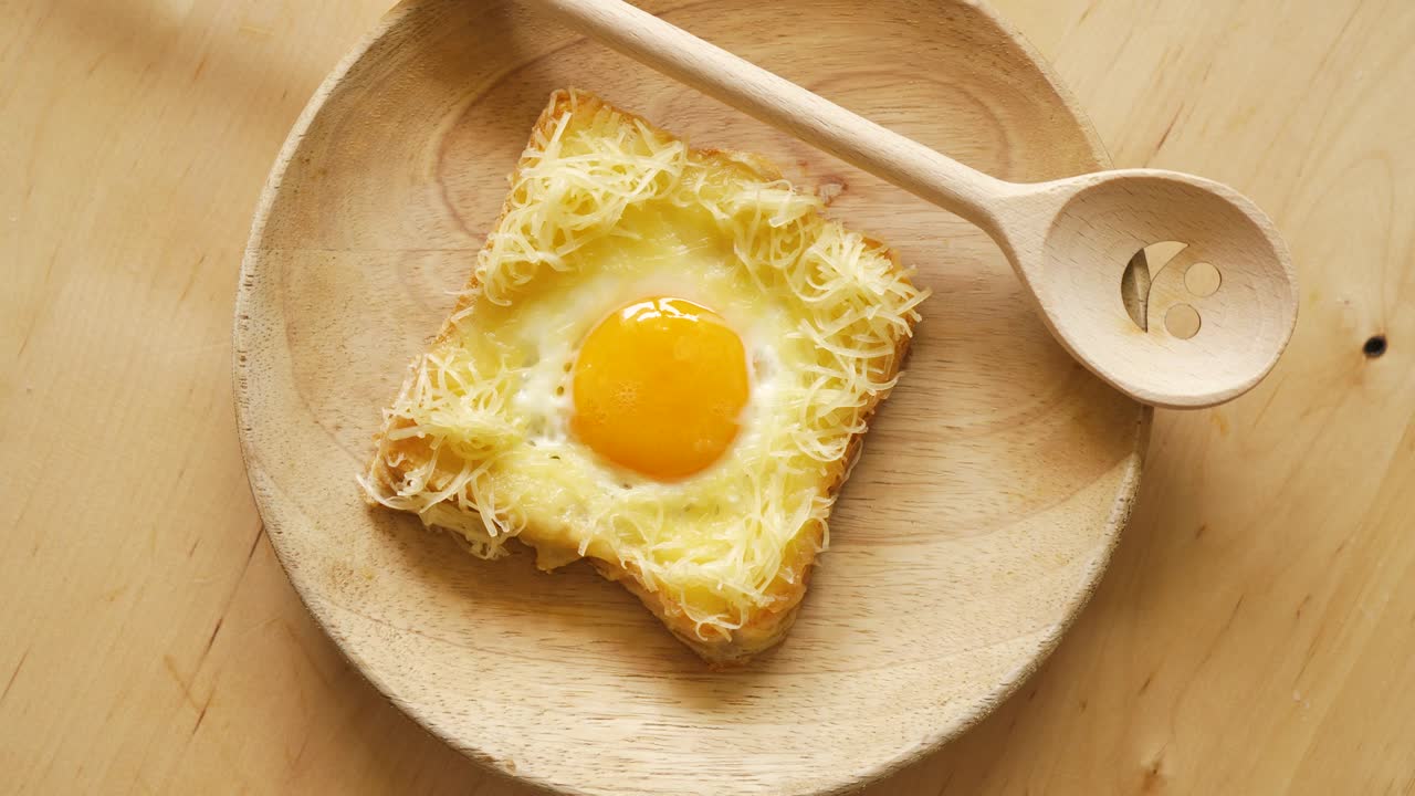 나무 주방 테이블 에 긴 달 과 치즈 를 넣은 토스트 의 면