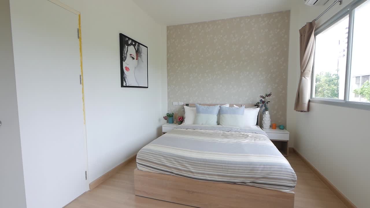 깨끗한 흰색 자연 채광 침실 장식