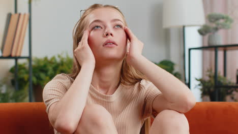 jeune femme mécontente se frotter les tempes pour guérir des maux de tête, souffrant de migraine, de stress